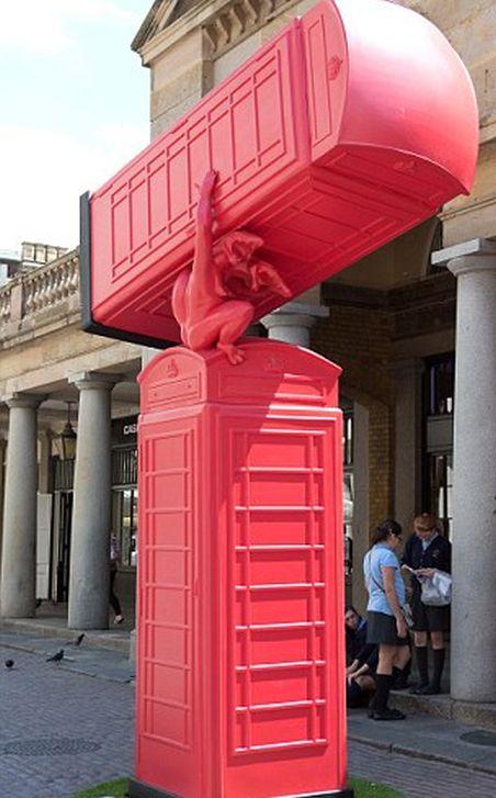Trafalgar Square din Londra, invadat de cabine telefonice neobişnuite 153246