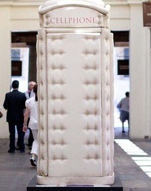 Trafalgar Square din Londra, invadat de cabine telefonice neobişnuite 153247