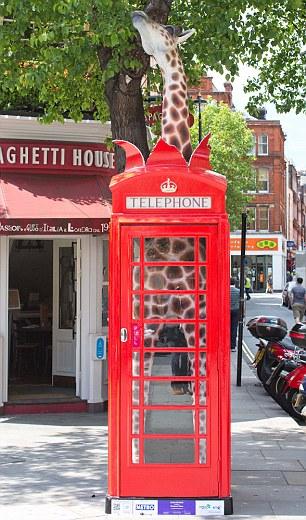 Trafalgar Square din Londra, invadat de cabine telefonice neobişnuite 153248