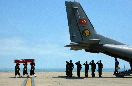 Mai mulţi oficiali turci, inclusiv din armată, discută despre avionul doborât în Siria