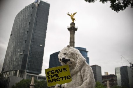 Campanie Greenpeace pentru interzicerea forajelor petroliere în zona Arcticii, susţinută de actori celebri şi staruri rock