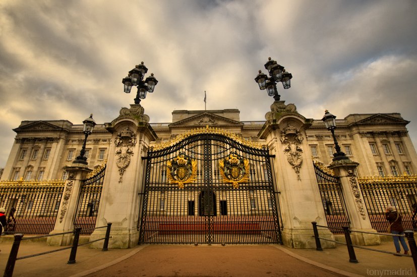 Marea Britanie. Patru activişti au fost reţinuţi de poliţie după ce au escaladat porţile Palatului Buckingham