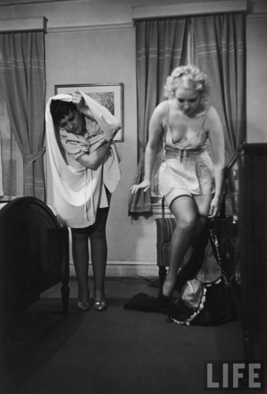 Limba &quot;vorbită&quot; de trupul femeilor care înnebuneşte bărbaţii. Uite ce făceau în dormitor doamnele în urmă cu 7 decenii 153507