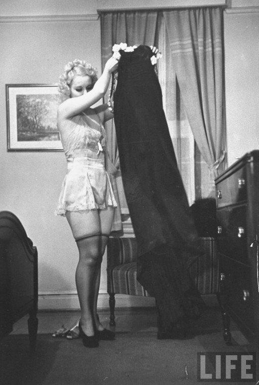 Limba &quot;vorbită&quot; de trupul femeilor care înnebuneşte bărbaţii. Uite ce făceau în dormitor doamnele în urmă cu 7 decenii 153510