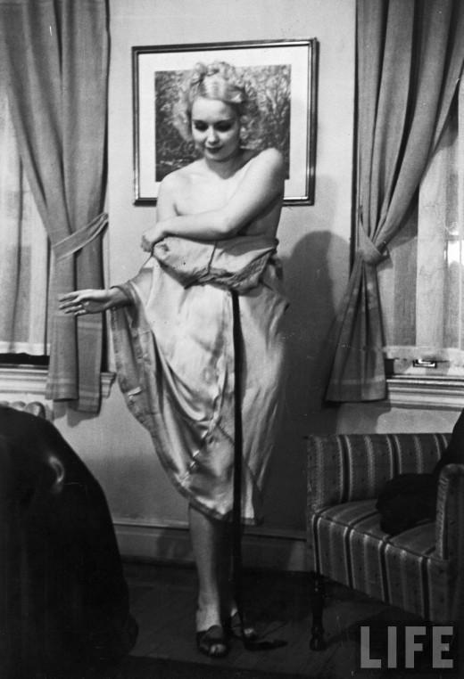 Limba &quot;vorbită&quot; de trupul femeilor care înnebuneşte bărbaţii. Uite ce făceau în dormitor doamnele în urmă cu 7 decenii 153517