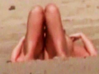 Şi soarele a intrat în nori când a văzut-o aşa la plajă. Cântăreaţa care a mers la nudişti, dar a gonit toţi turiştii de pe plajă 153414