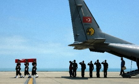 Turcia acuză Siria că a doborât &quot;intenţionat&quot; avionul militar turc