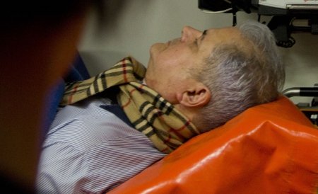Adrian Năstase a avut rănile pansate şi linie intravenoasă. Ambulanţa a venit la cererea MAI