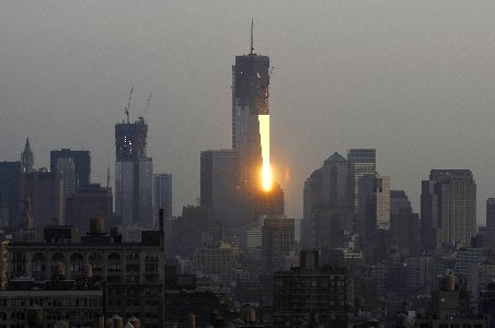 New Yorkul pune ultima grindă la &quot;Freedom Tower&quot;. Va fi inaugurat în 2013 pe locul atentatelor de la 11 septembrie