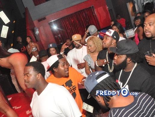 Vezi în fundal unde şi-a dus iubita la o întâlnire romantică. Bărbaţii au făcut din el un exemplu, femeile îl urăsc 153662