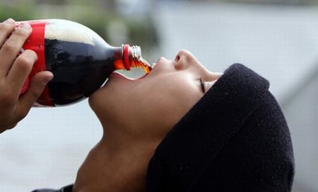 Băutura răcoritoare de care mulţi români sunt dependenţi conţine urme de alcool