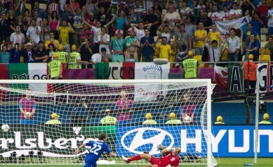 El este milionarul englez care şi-a arătat „cucul“, de la peluză, în timpul loviturilor de departajare la Anglia - Italia 154154