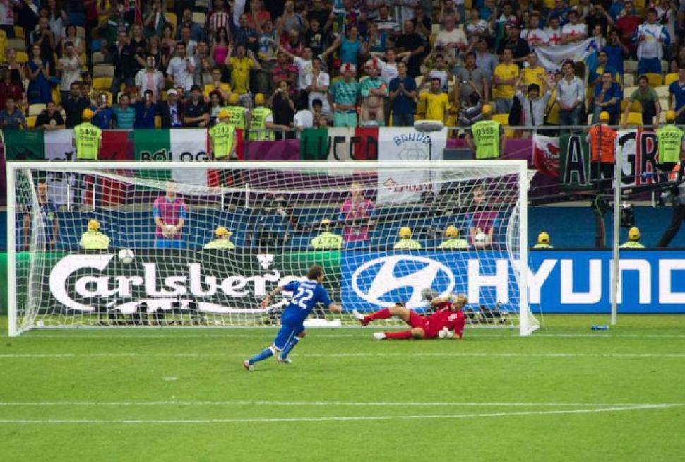 El este milionarul englez care şi-a arătat „cucul“, de la peluză, în timpul loviturilor de departajare la Anglia - Italia 154156