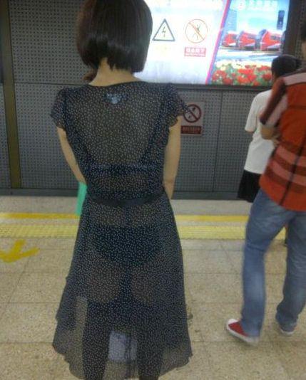 „Eu pot fi cochetă, iar tu nu ai dreptul să mă hărţuieşti!” Fotografia care a stârnit furia internauţilor 154003