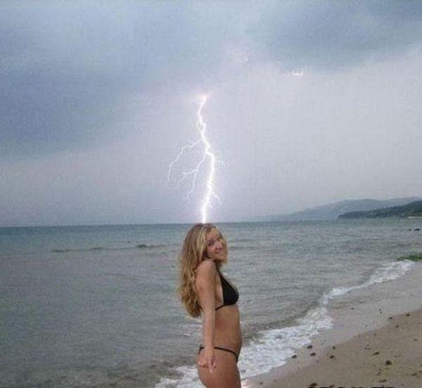 &quot;Frumoasa adormită de pe plajă şi balena eşuată pe ţărm&quot;. Basmul care se scrie zilele acestea pe litoral 153910