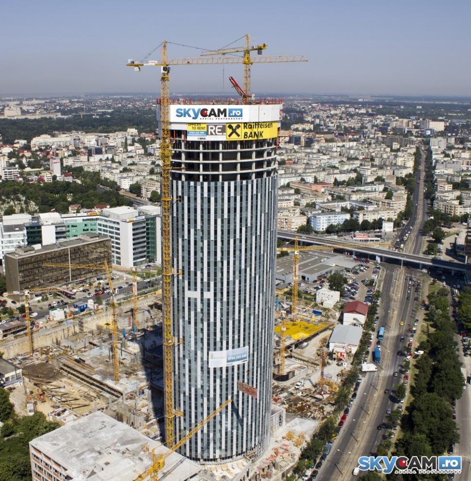 Imagini panoramice cu cea mai înaltă clădire din Bucureşti. Gigantul făcut din 50.000 de metri cubi de beton şi 8.000 de tone de oţel 154049