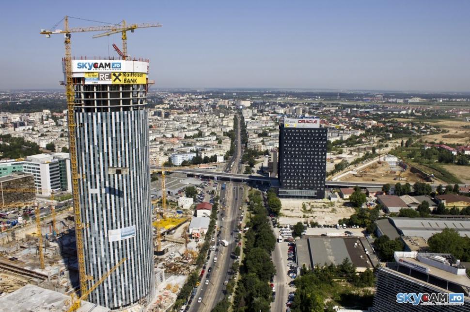 Imagini panoramice cu cea mai înaltă clădire din Bucureşti. Gigantul făcut din 50.000 de metri cubi de beton şi 8.000 de tone de oţel 154052