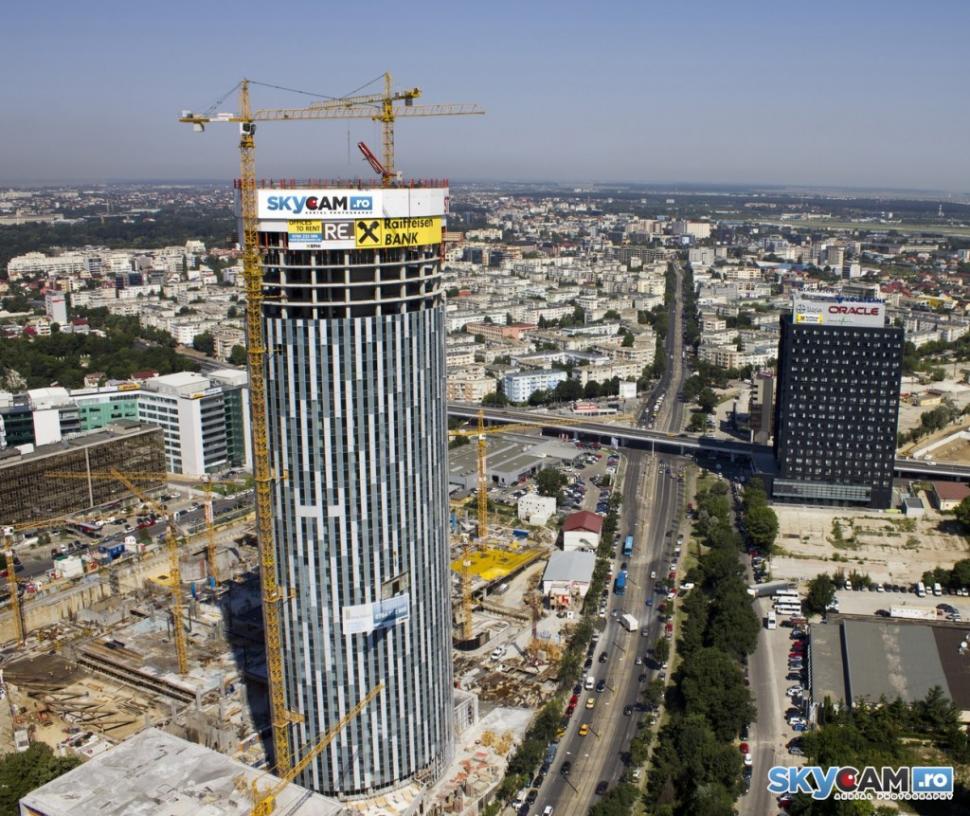 Imagini panoramice cu cea mai înaltă clădire din Bucureşti. Gigantul făcut din 50.000 de metri cubi de beton şi 8.000 de tone de oţel 154053