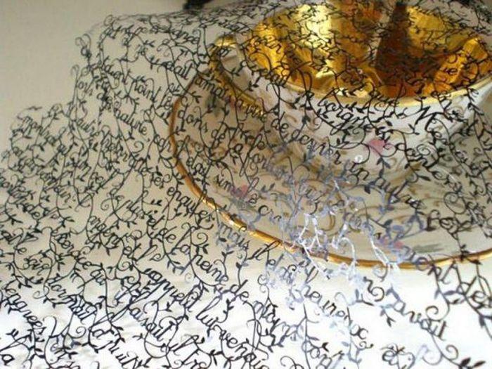 Măiestria dumnezeiască şi răbdarea infinită au făcut să iasă din mâinile ei asemenea comori. Arta, decupată din hârtie 153950