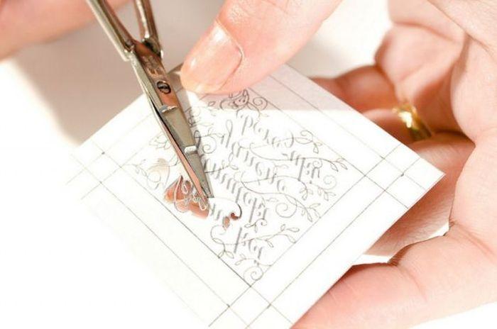 Măiestria dumnezeiască şi răbdarea infinită au făcut să iasă din mâinile ei asemenea comori. Arta, decupată din hârtie 153959