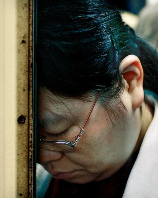 Vă plângeaţi că e aglomerat dimineaţa în metrou? Uite prin ce trec alţii. &quot;Drumul spre iad&quot; 154075