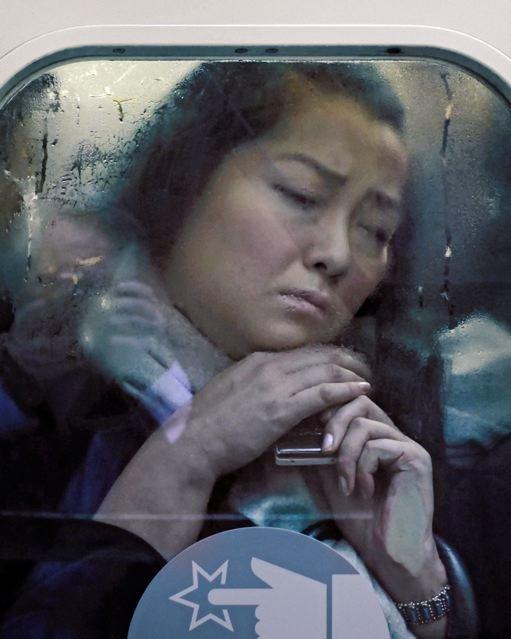 Vă plângeaţi că e aglomerat dimineaţa în metrou? Uite prin ce trec alţii. &quot;Drumul spre iad&quot; 154086