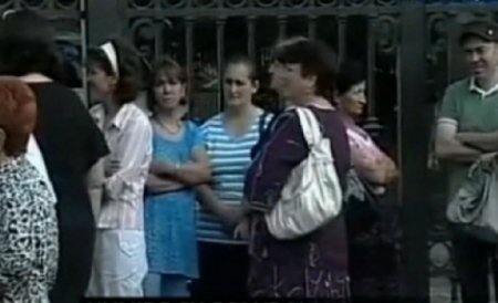 Zeci de părinţi protestează în faţa Ministerului Educaţiei. Vezi aici nemulţumirile lor