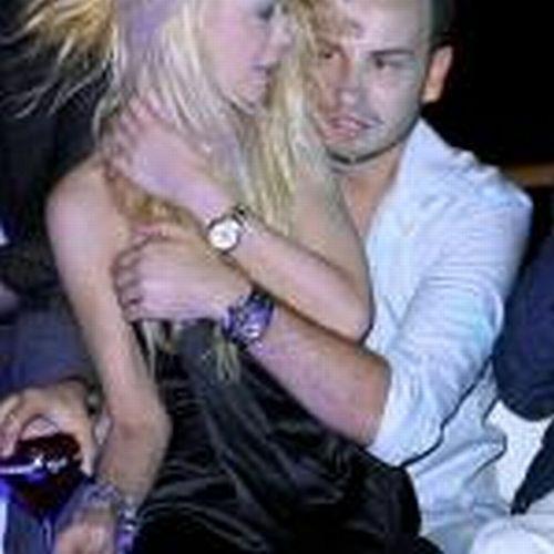 Băutura, bat-o vina! A ajuns o epavă, şi toată lumea râde de ea prin cluburi. Derapajul vieţii de vedetă 154237