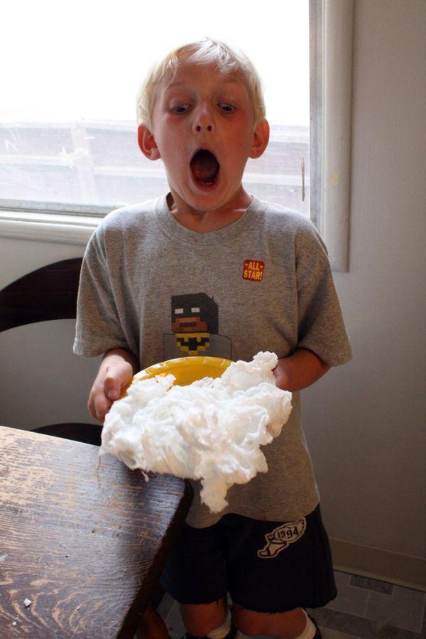 Ce se întâmplă atunci când bagi o bucată de săpun la microunde? Aveţi curajul să încercaţi aşa ceva acasă? 154251