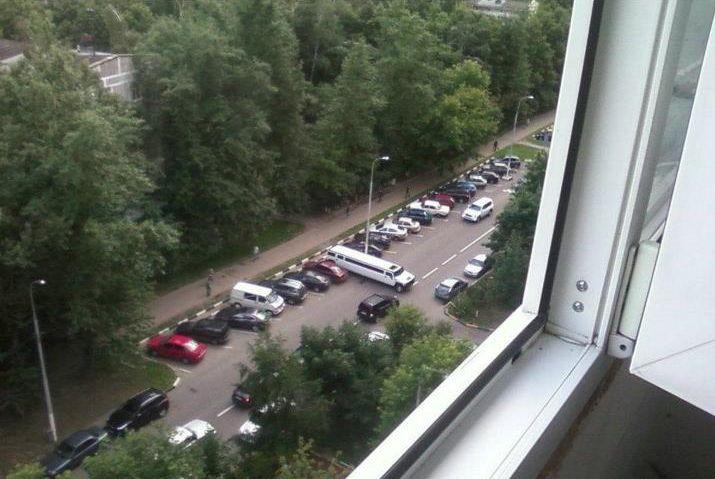 Dacă era român, am fi putut jura că şi-a luat permisul la Piteşti. O parcare cum n-aţi mai văzut niciodată  154254