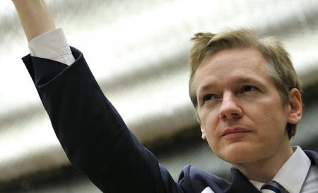 Julian Assange nu se va prezenta la poliţie pentru extrădare. Rămâne în ambasada Ecuadorului din Londra
