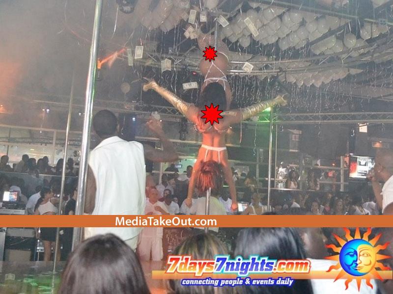 Poziţia care sfidează gravitaţia. Îţi va lua ceva timp să o înţelegi. Fetele câştigă într-un an, cât câştigi tu într-o viaţă 154425