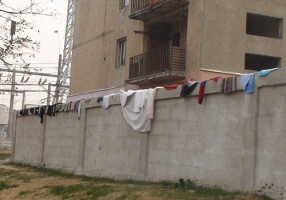 Reuters îl acuză pe primarul din Baia Mare de discriminare după ce a ridicat un zid în jurul unui cartier de romi