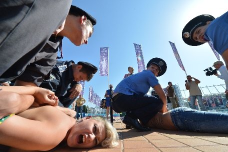 Şase militante ale mişcării Femen au protestat faţă de prezenţa preşedintelui Belarusului la finala CE de fotbal
