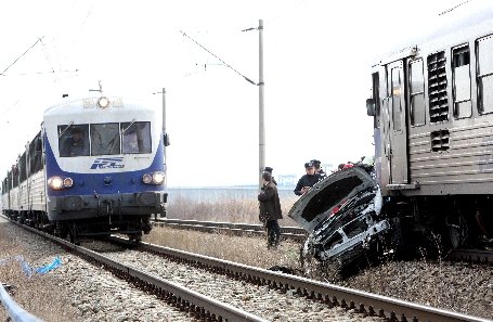 Sibiu. Două persoane au fost rănite, după ce maşina în care se aflau a fost lovită de tren