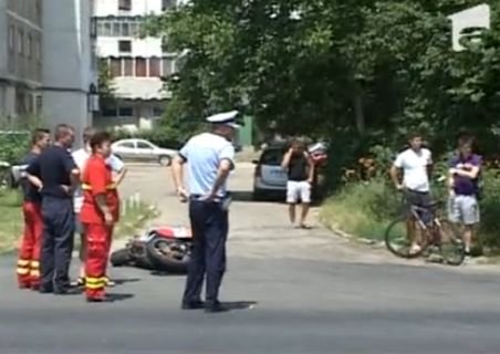 Un motociclist a murit în Arad după ce a intrat în maşina unei şoferiţe care i-a tăiat calea