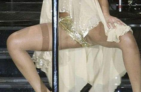 Soţul a simţit că vede negru în faţa ochilor când a văzut-o că arată TOT, pe scenă. Vedeta de 5 stele, fără lenjerie intimă 154815