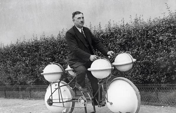 Cele mai tari invenţii din lume. Cum arăta pălăria-radio şi pianul pentru pat 155392