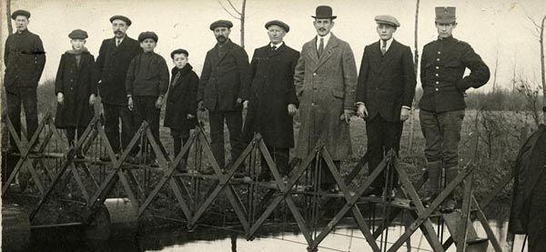 Cele mai tari invenţii din lume. Cum arăta pălăria-radio şi pianul pentru pat 155406