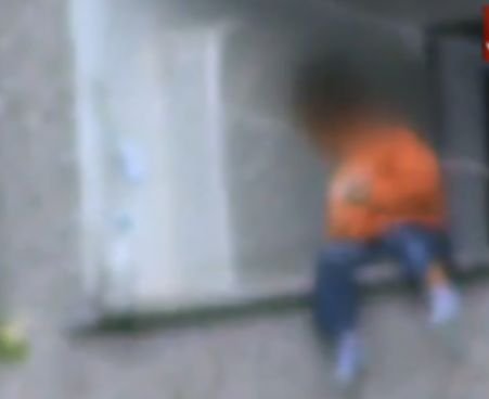 Imagini înspăimântătoare! Un copil s-a legănat pe balustrada unui balcon aflat la etajul 8