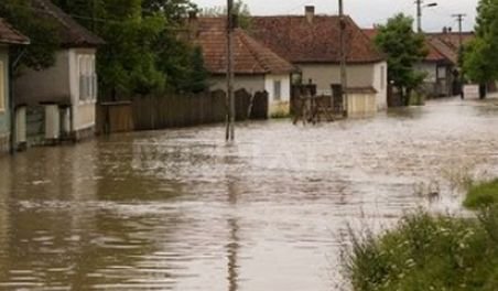 Cartier din Galaţi, inundat complet după ce o conductă de distribuţie s-a spart 