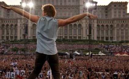 Dovada că lui Bon Jovi i-a plăcut România. Fotografia făcută în Piaţa Constituţiei a primit zeci de mii de &quot;like-uri&quot;