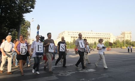 Peste 400 de persoane au cerut demisia lui Băsescu, la un miting în Piaţa Universităţii 
