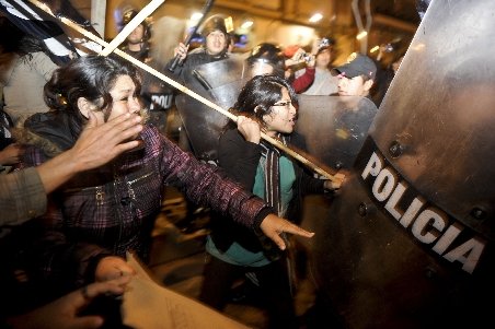 Starea de urgenţă, decretată în Peru, nu opreşte manifestaţiile împotriva unui proiect minier american