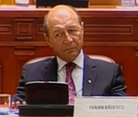 Băsescu: Mă acuzaţi că nu s-a urmat procedura legală în revizuirea Constituţiei. Greşiţi!