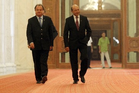Blaga şi Băsescu au ieşit să fumeze împreună în timpul şedinţei Parlamentului