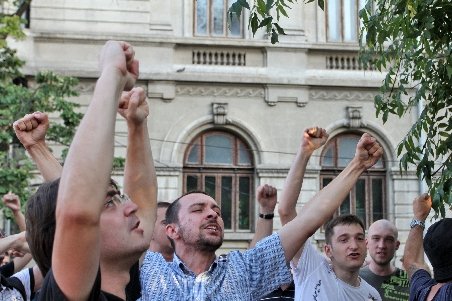 Miting anti-Băsescu în Piaţa Universităţii. Peste 300 de protestatari cer demisia lui Băsescu