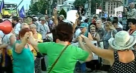 Prinşi în hora bucuriei. Protestatarii petrec suspendarea lui Băsescu