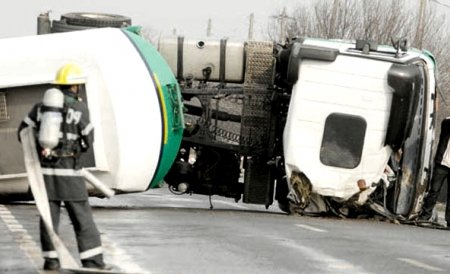 Argeş: Traficul pe DN 7, unde o cisternă încărcată cu motorină s-a răsturnat, a revenit la normal