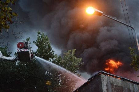 Atmosferă irespirabilă în zona incendiului din Voluntari, extrem de dificil de stins